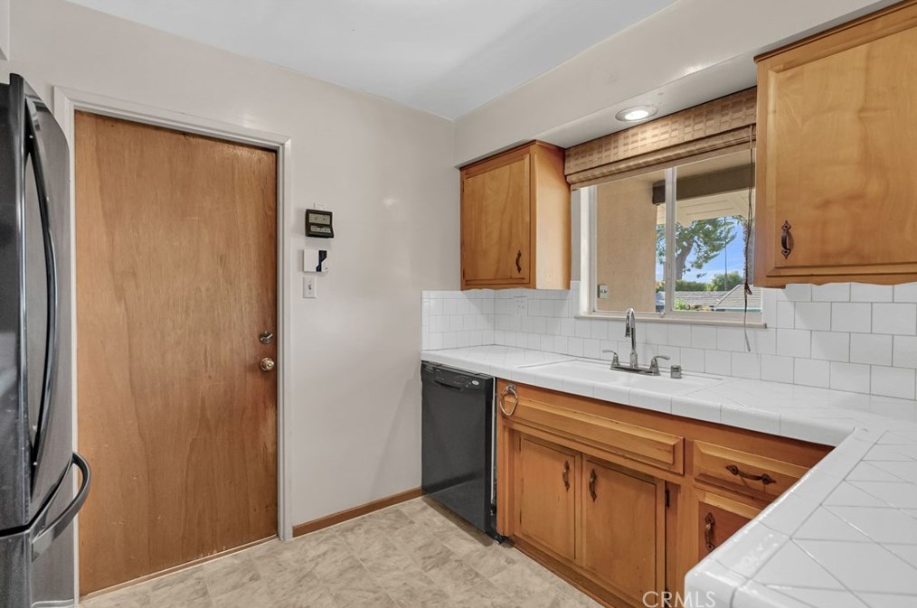 1961 Wetherly Way, Riverside CA 92506-3564 exterior