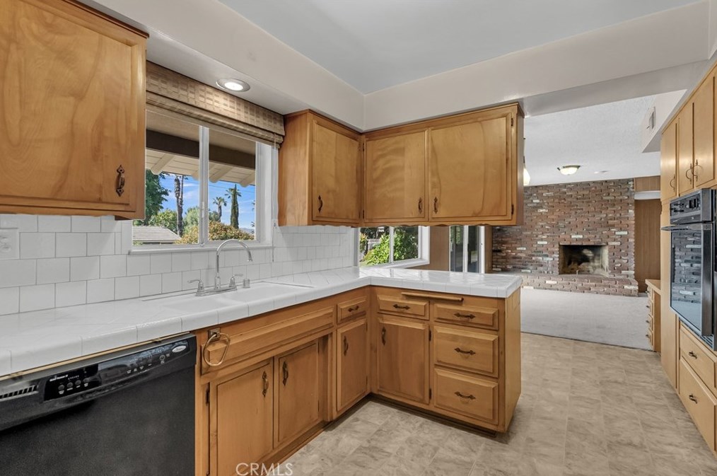 1961 Wetherly Way, Riverside CA 92506-3564 exterior