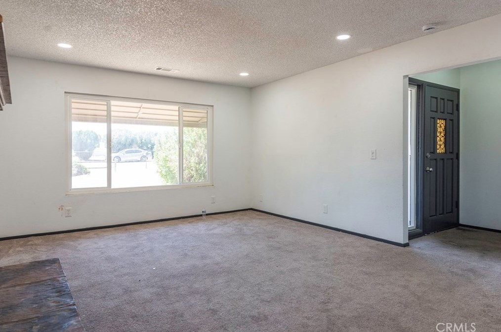 14524 Willow St, Hesperia CA  92345-2725 exterior