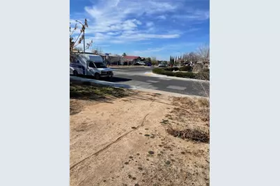 13991 Riviera Dr, Victorville, CA 92395 - Photo 3