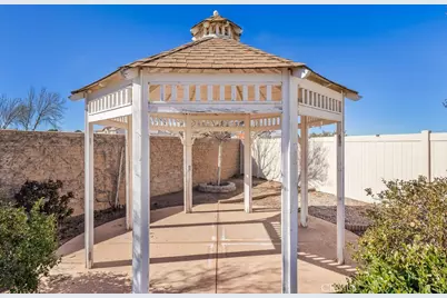 8466 Hoover Court, Oak Hills, CA 92344 - Photo 33