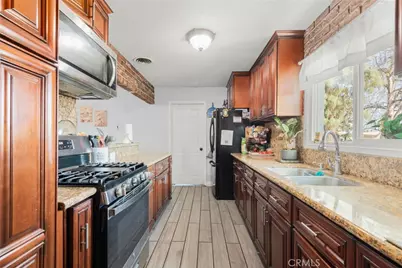 19450 Woodhill Street, Rialto, CA 92376 - Photo 11