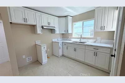 11154 Towne, Los Angeles, CA 90061 - Photo 15