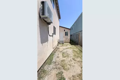 11154 Towne, Los Angeles, CA 90061 - Photo 53