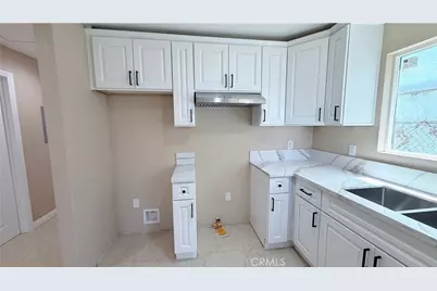 11154 Towne, Los Angeles, CA 90061 - Photo 17
