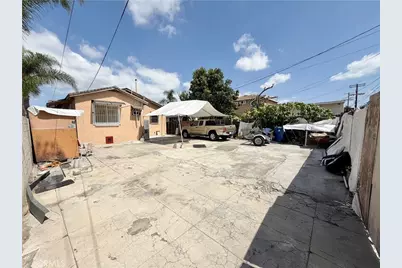 218 E 60th Street, Los Angeles, CA 90003 - Photo 17