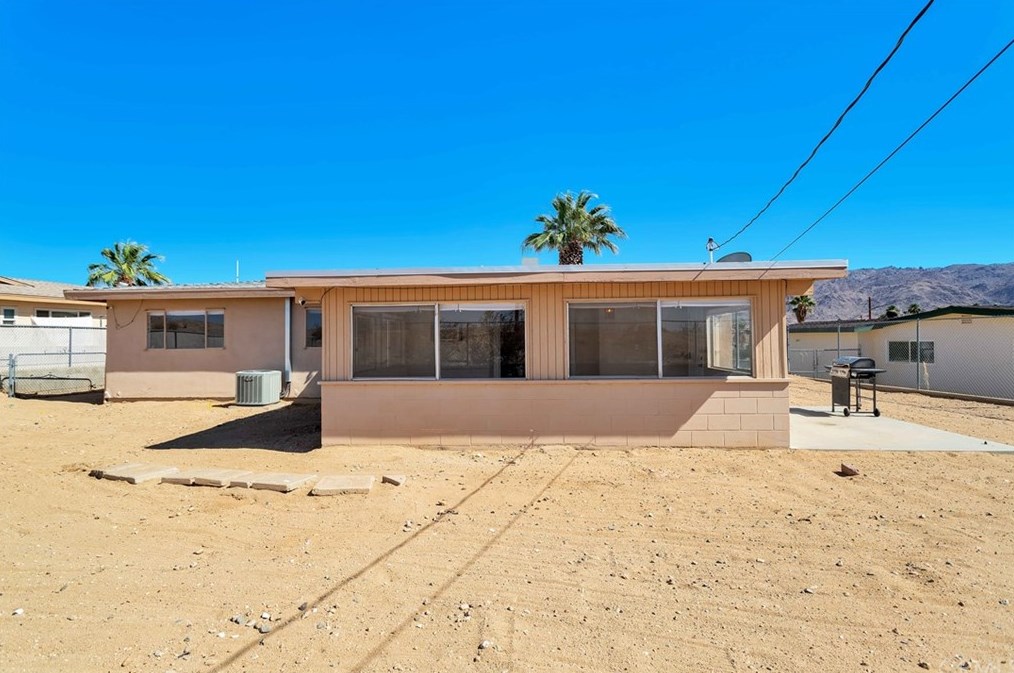 73038 Sunnyvale Dr, Twntynine Plm CA  92277-2243 exterior