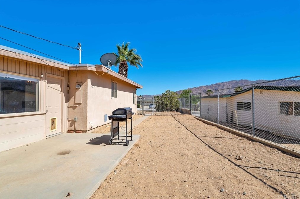 73038 Sunnyvale Dr, Twntynine Plm CA  92277-2243 exterior