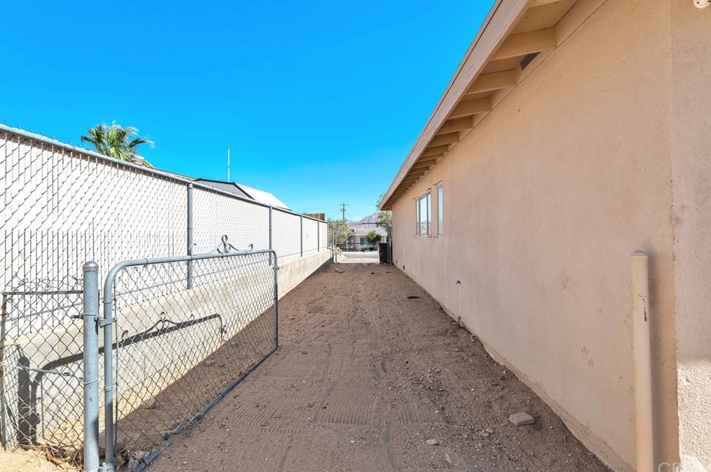 73038 Sunnyvale Dr, Twntynine Plm CA  92277-2243 exterior