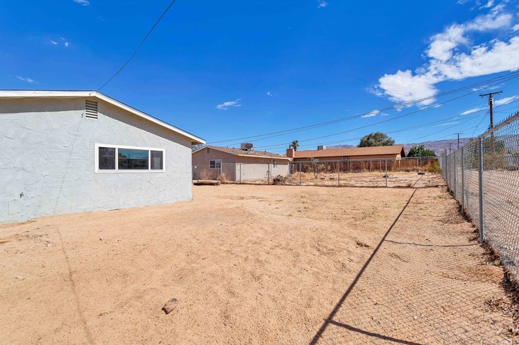 5530 Lupine Ave, Twntynine Plm CA  92277-1468 exterior