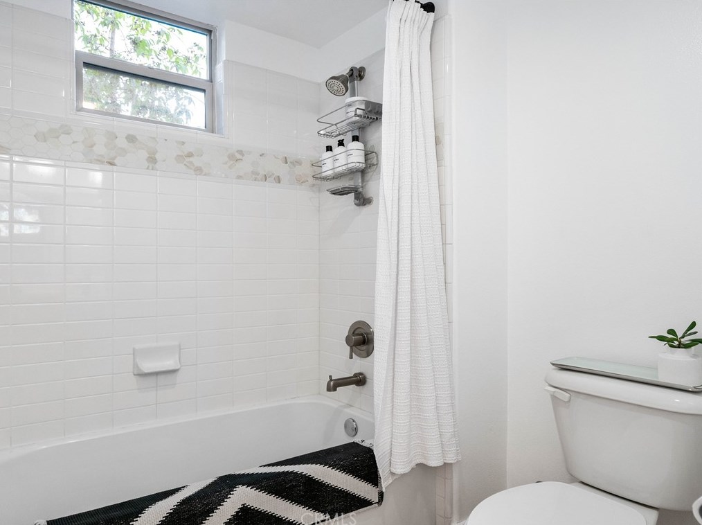 1638 Lucretia Ave, Los Angeles CA  90026-2650 exterior