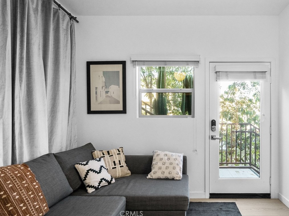 1638 Lucretia Ave, Los Angeles CA  90026-2650 exterior