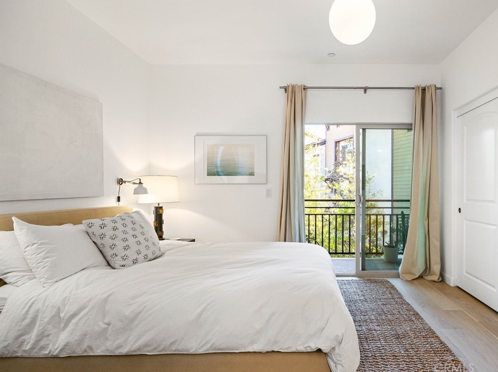 1638 Lucretia Ave, Los Angeles CA  90026-2650 exterior