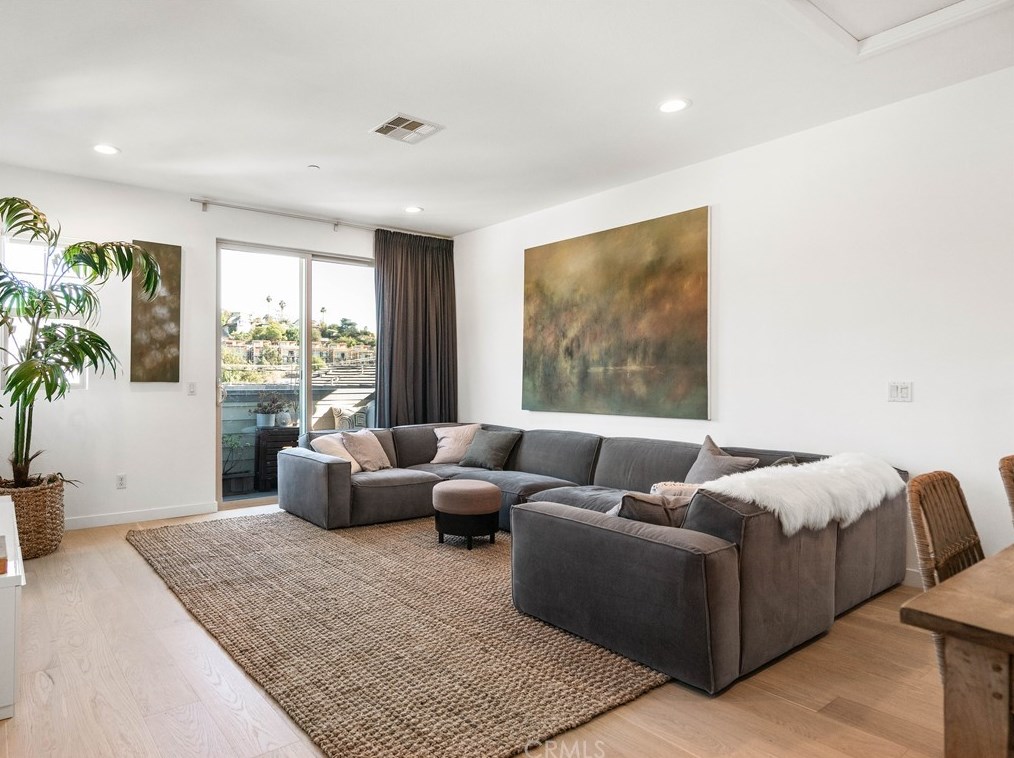 1638 Lucretia Ave, Los Angeles CA  90026-2650 exterior