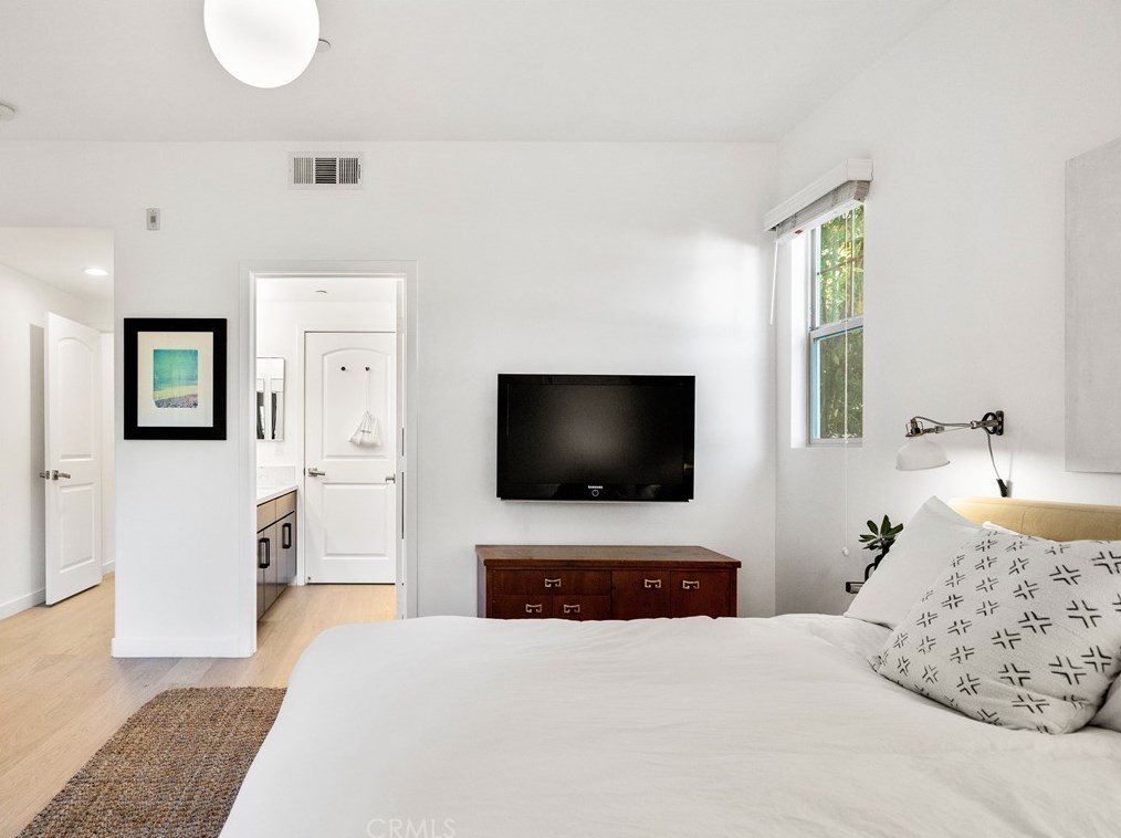 1638 Lucretia Ave, Los Angeles CA  90026-2650 exterior