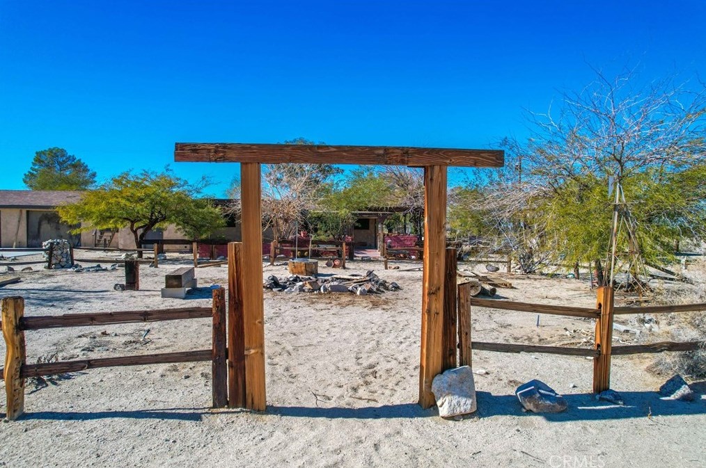 4999 Araby Ave, Twntynine Plm CA  92277-6744 exterior