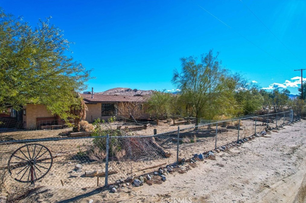 4999 Araby Ave, Twntynine Plm CA  92277-6744 exterior