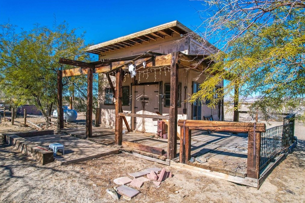 4999 Araby Ave, Twntynine Plm CA  92277-6744 exterior