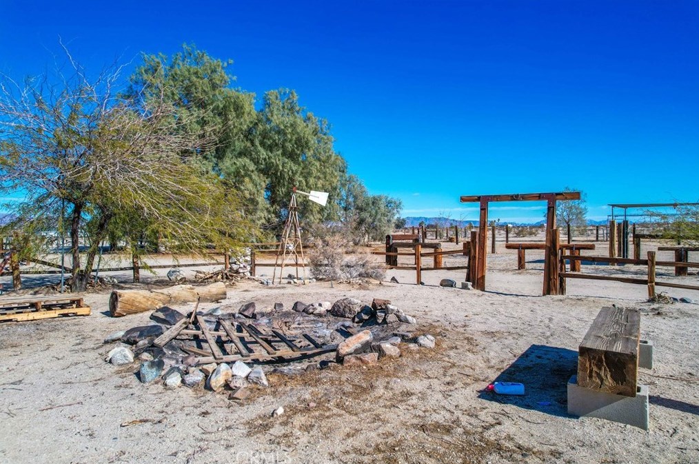 4999 Araby Ave, Twntynine Plm CA  92277-6744 exterior