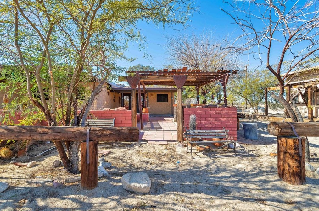 4999 Araby Ave, Twntynine Plm CA  92277-6744 exterior