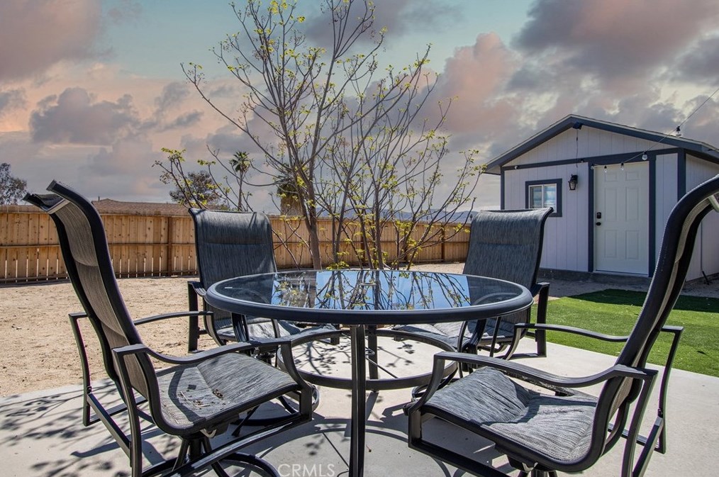 5837 La Luna Ave, Twntynine Plm CA  92277-5210 exterior