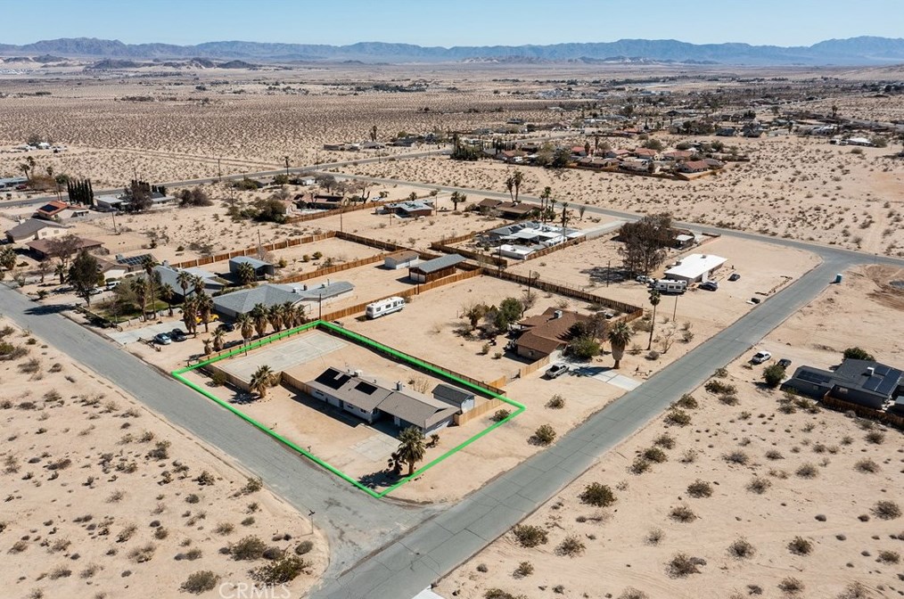 5837 La Luna Ave, Twntynine Plm CA  92277-5210 exterior