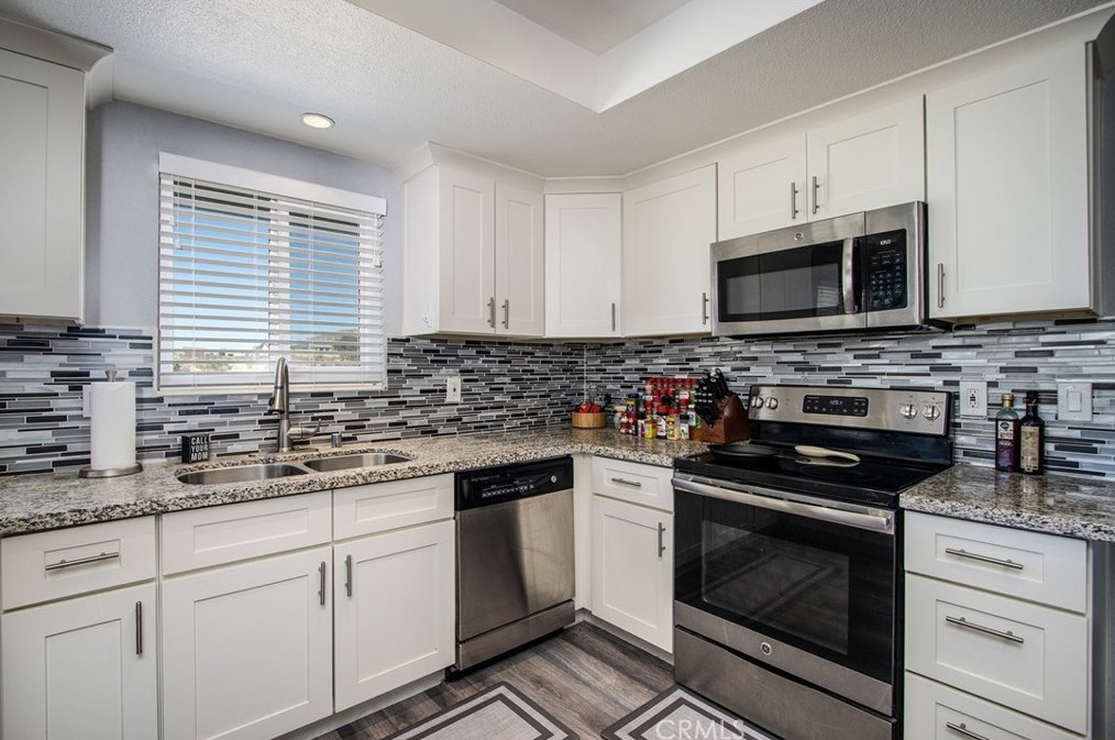 5837 La Luna Ave, Twntynine Plm CA  92277-5210 exterior