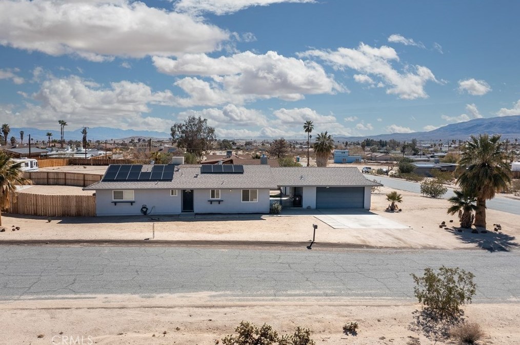 5837 La Luna Ave, Twntynine Plm CA  92277-5210 exterior