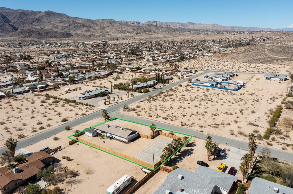 5837 La Luna Ave, Twntynine Plm CA  92277-5210 exterior