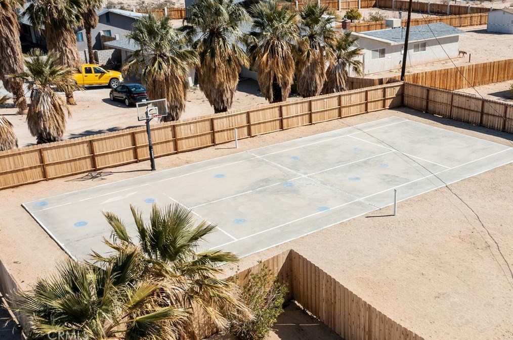 5837 La Luna Ave, Twntynine Plm CA  92277-5210 exterior