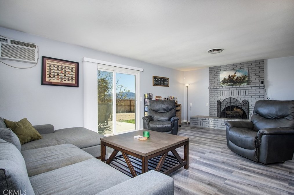 5837 La Luna Ave, Twntynine Plm CA  92277-5210 exterior