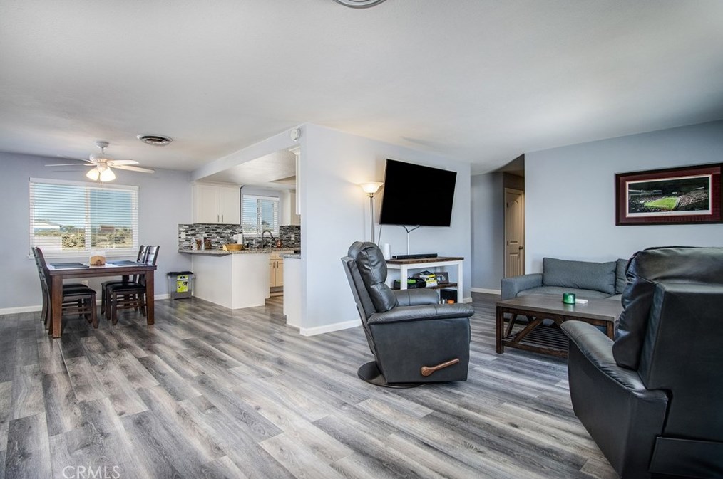 5837 La Luna Ave, Twntynine Plm CA  92277-5210 exterior