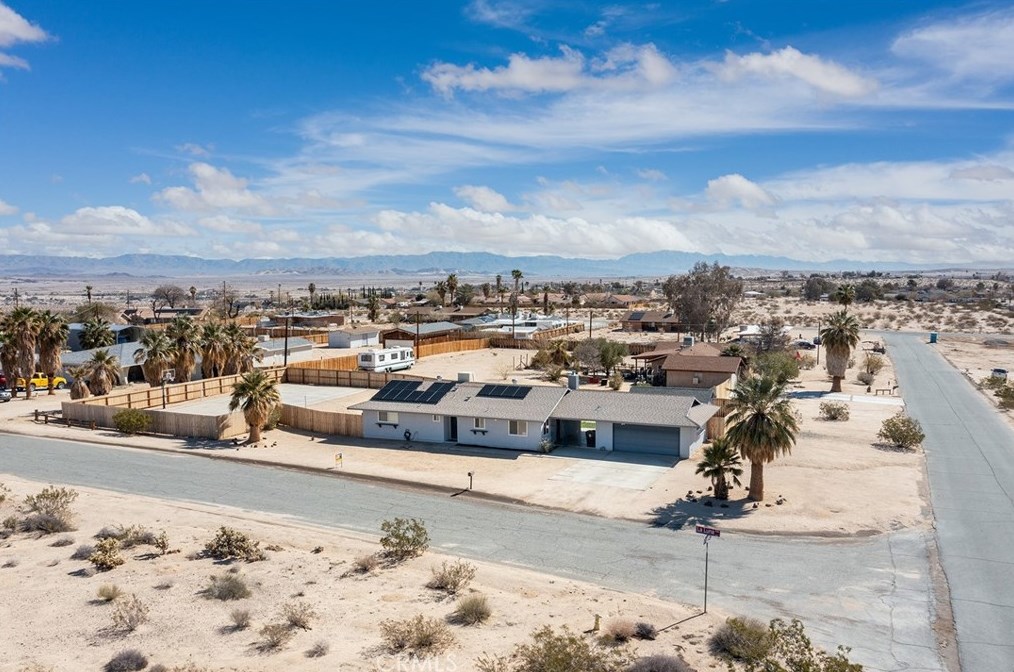 5837 La Luna Ave, Twntynine Plm CA  92277-5210 exterior