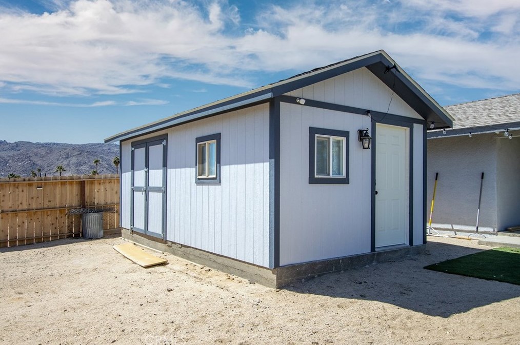 5837 La Luna Ave, Twntynine Plm CA  92277-5210 exterior