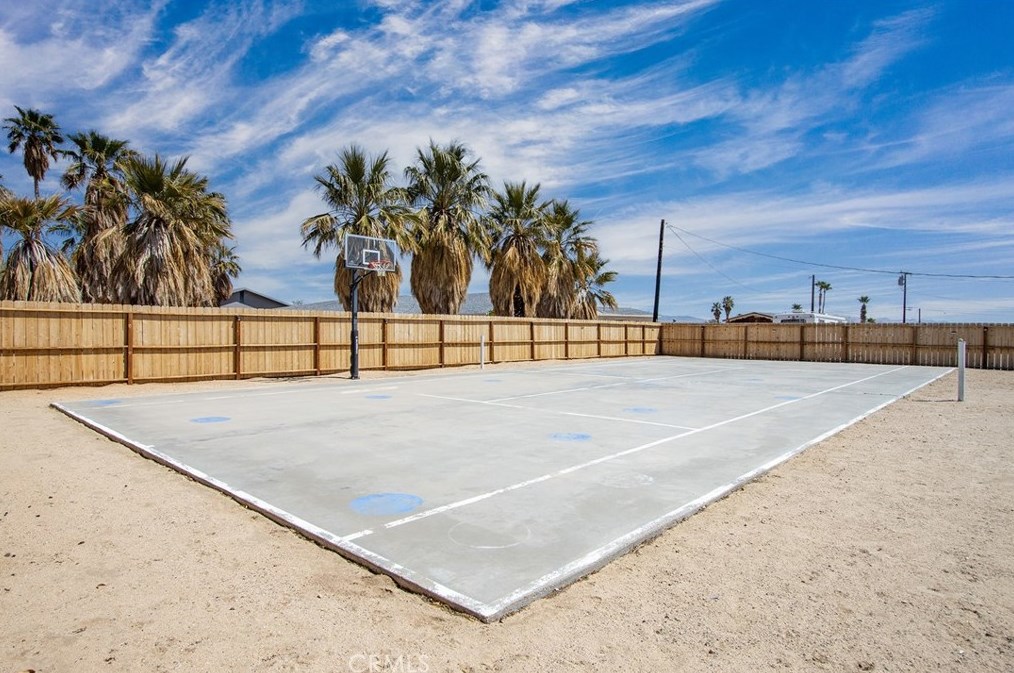 5837 La Luna Ave, Twntynine Plm CA  92277-5210 exterior