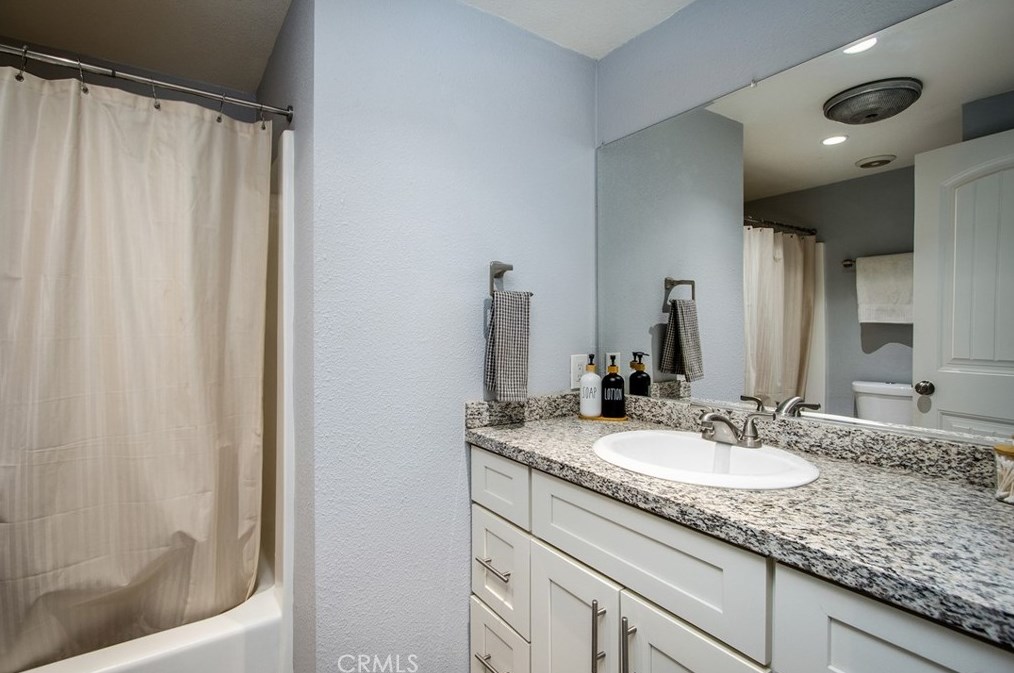 5837 La Luna Ave, Twntynine Plm CA  92277-5210 exterior