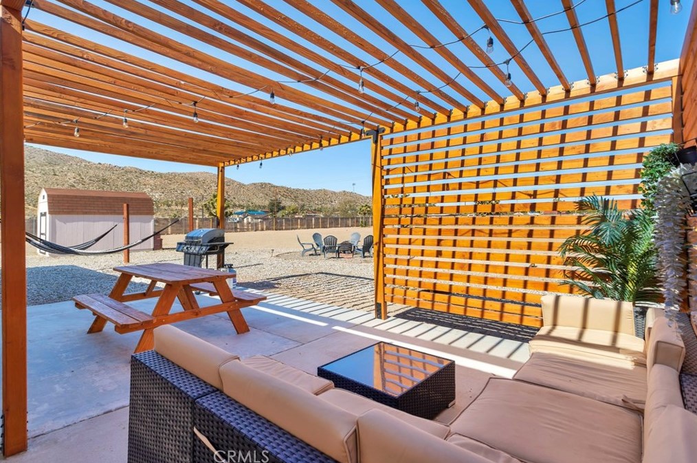 6989 Cholla Ave, Yucca Valley CA  92284-2704 exterior