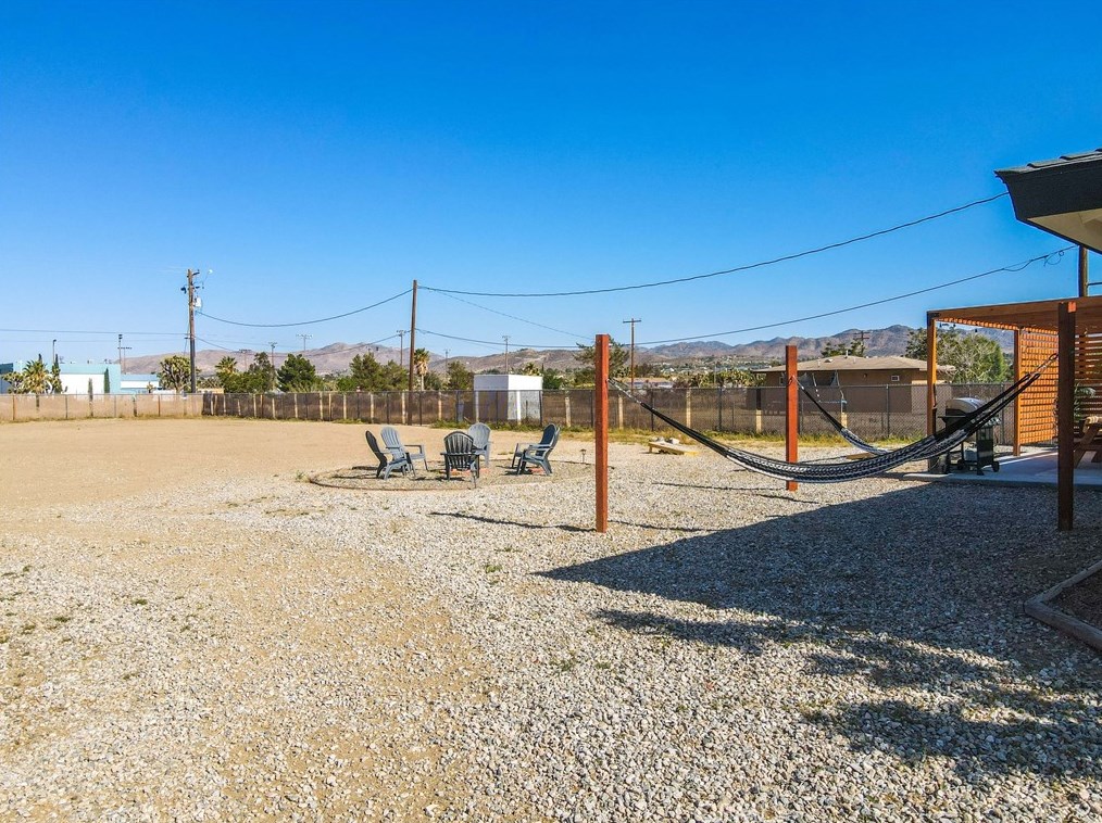 6989 Cholla Ave, Yucca Valley CA  92284-2704 exterior