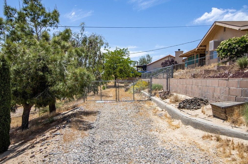 7554 Pinon Dr, Yucca Valley CA  92284-8300 exterior