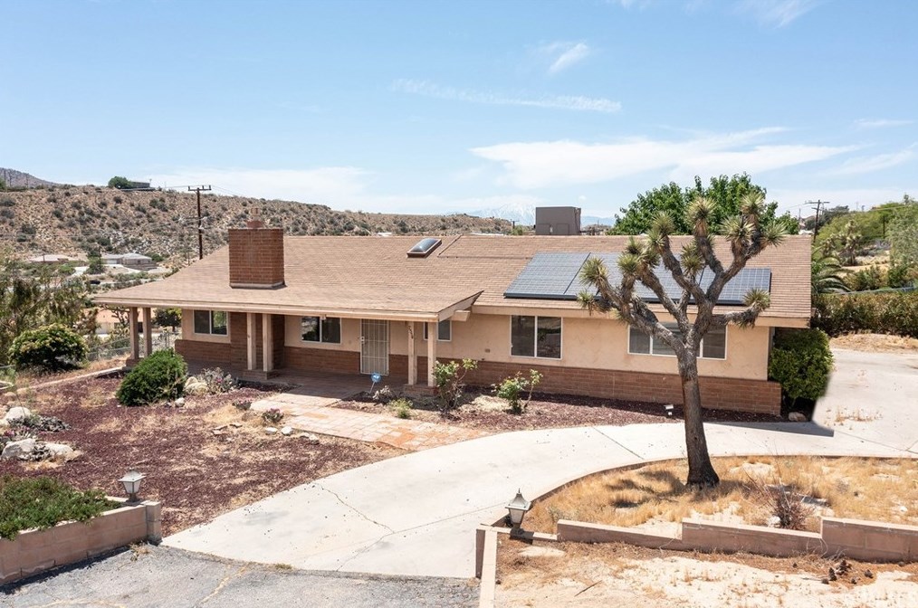 7554 Pinon Dr, Yucca Valley CA  92284-8300 exterior