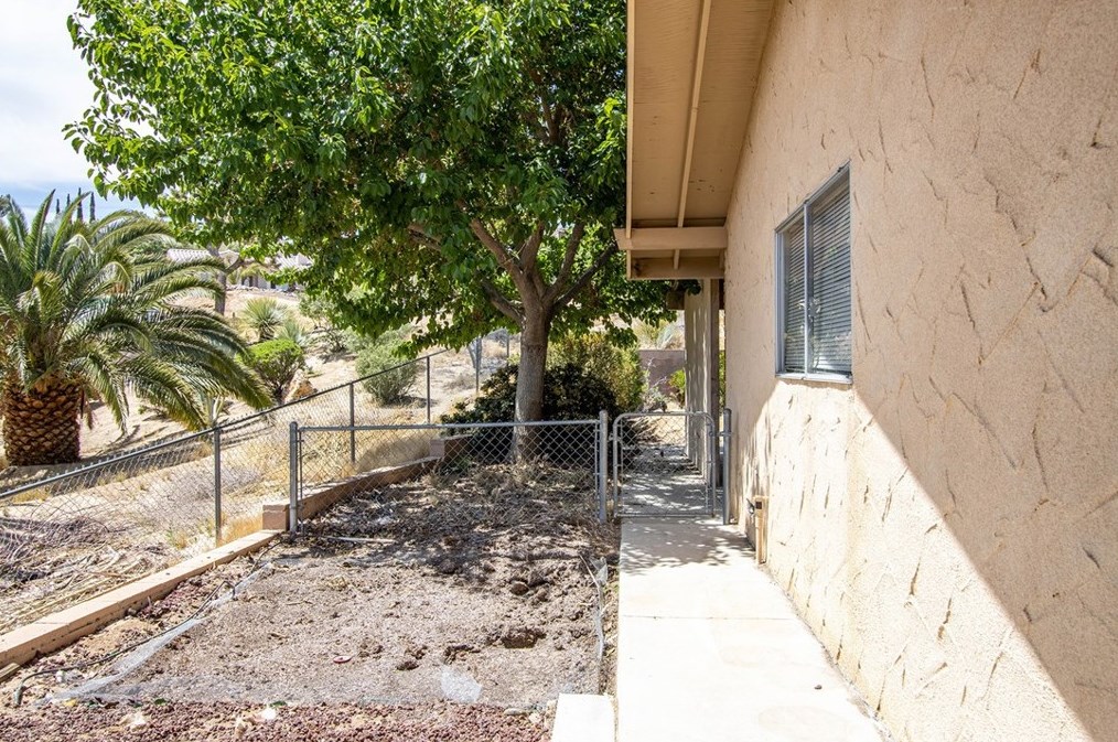 7554 Pinon Dr, Yucca Valley CA  92284-8300 exterior
