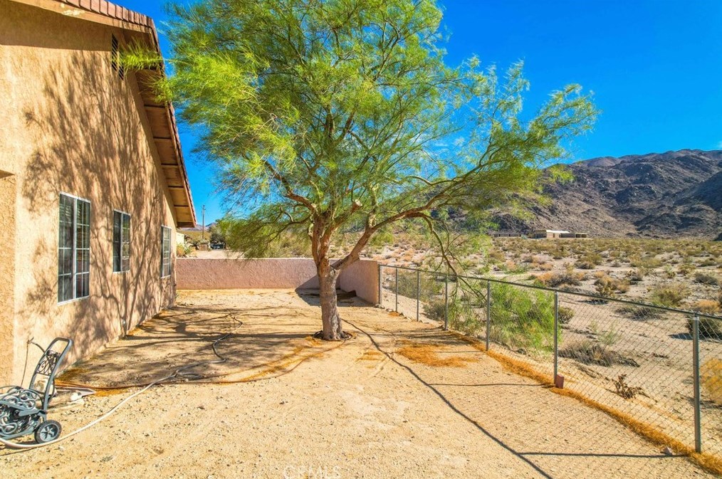 74384 Rocky Rd, Twntynine Plm CA  92277-3982 exterior