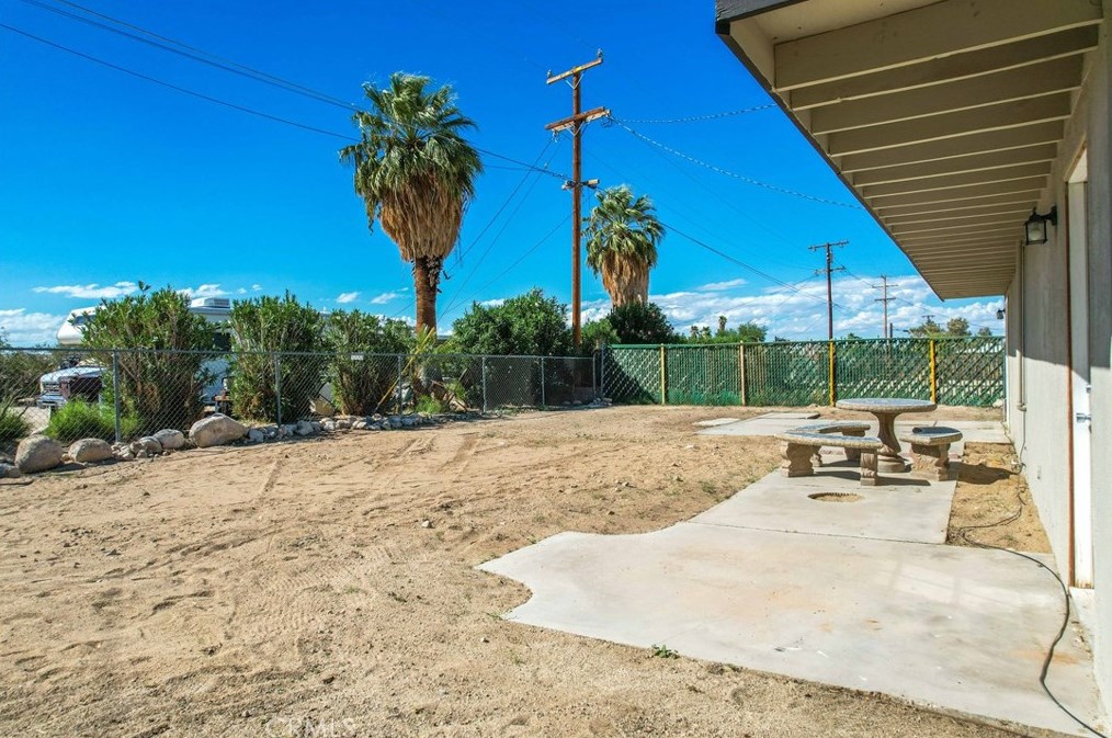 6942 Eucalyptus Ave, Twntynine Plm CA  92277-2838 exterior