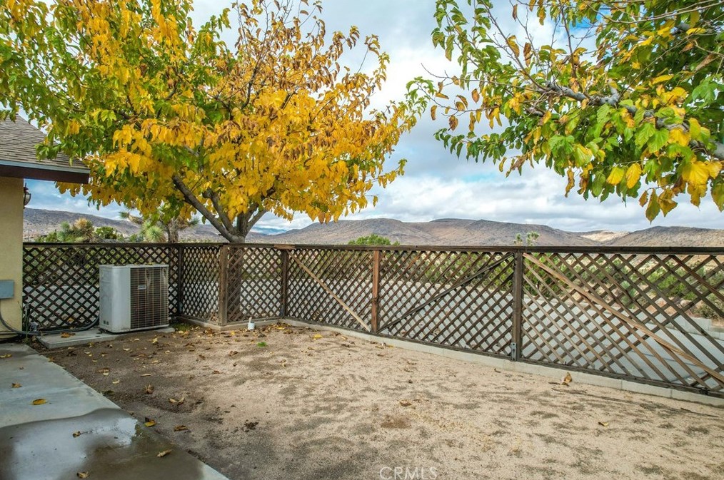 5115 Carlsbad Ave, Yucca Valley CA 92284-2095 exterior