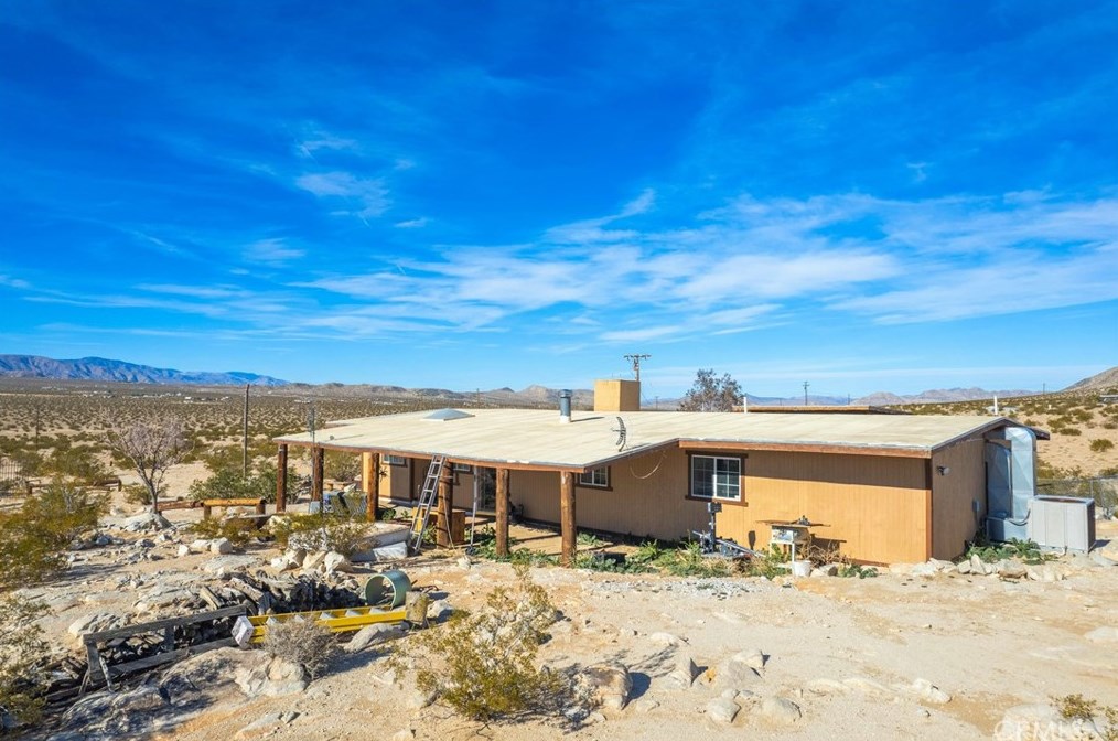 5929 Kickapoo Trl, Yucca Valley CA 92284-3168 exterior