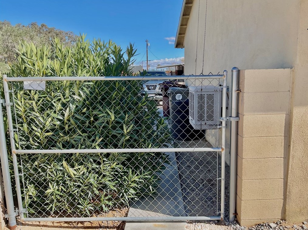 6352 Yucca Ave, Twntynine Plm CA  92277-3263 exterior