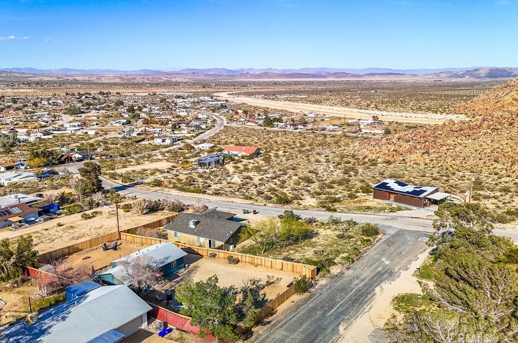 61858 Crest Circle Dr, Joshua Tree CA  92252-2654 exterior