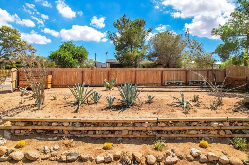 61858 Crest Circle Dr, Joshua Tree CA  92252-2654 exterior