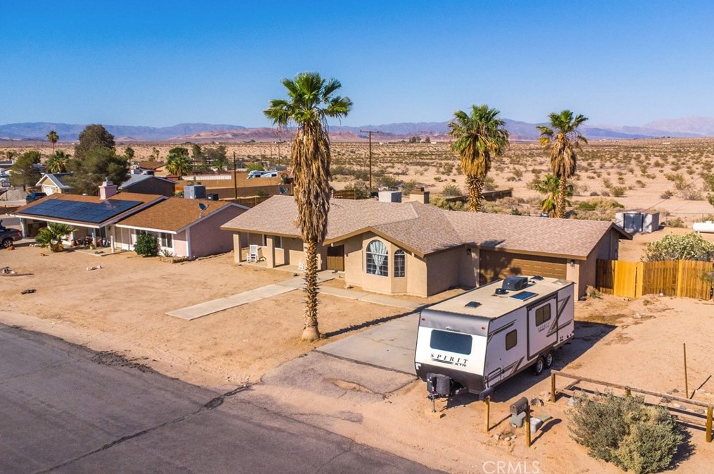 4805 Sunmore Pkwy, Twntynine Plm CA  92277-6719 exterior