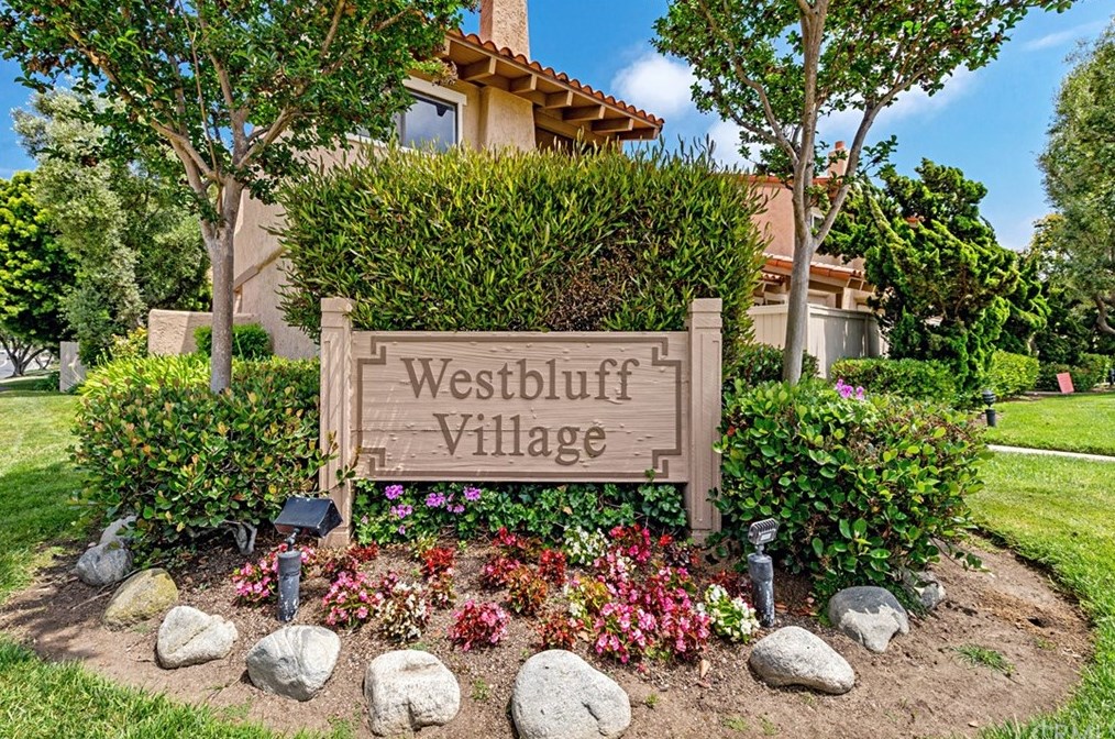 1065 Westward Ln, Costa Mesa CA  92627-3941 exterior